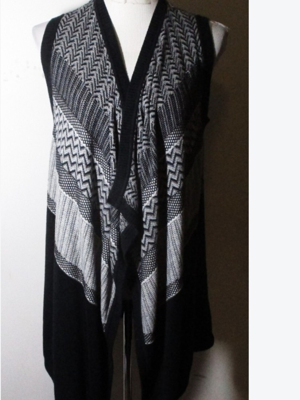 Banana Republic black and white/gray geometric knit sleeveless open-front asymme